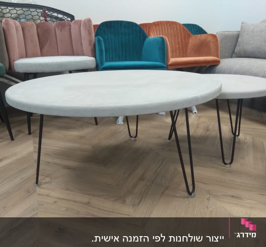 שולחנות עגולים עם רגלי מתכת על רצפת עץ